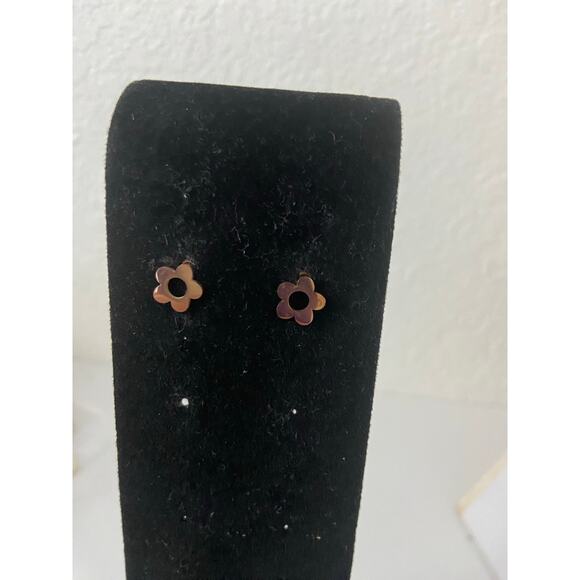 Flower stud earrings - Picture 1 of 3